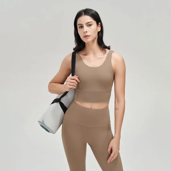 Minimalist Seamless Sports Bra – Emerald Green - Image 3